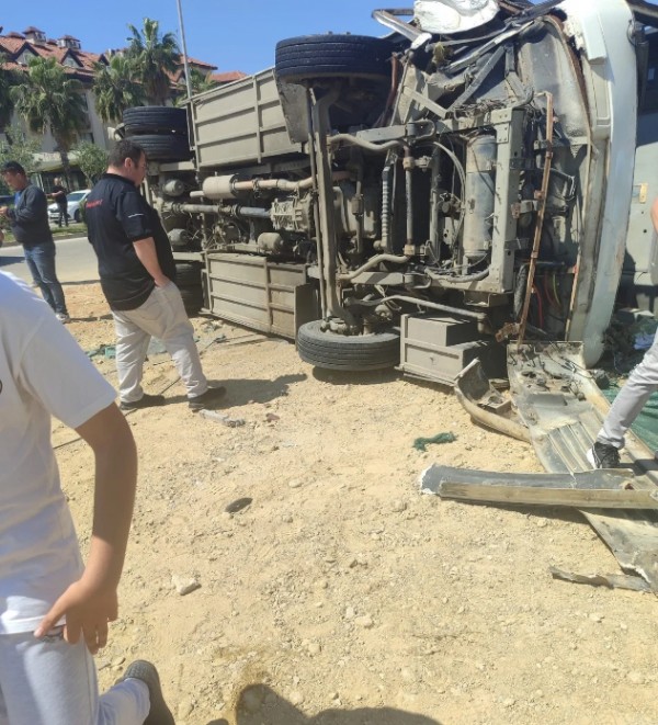 Antalya'da korkunç kaza: Çok sayıda yaralı var