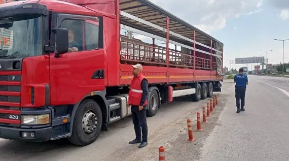 Karayollarında 'bayram' düzenlemesi! İçişleri Bakanı Ali Yerlikaya duyurdu: Kamyon ve tankerlere 24 saatlik kısıtlama