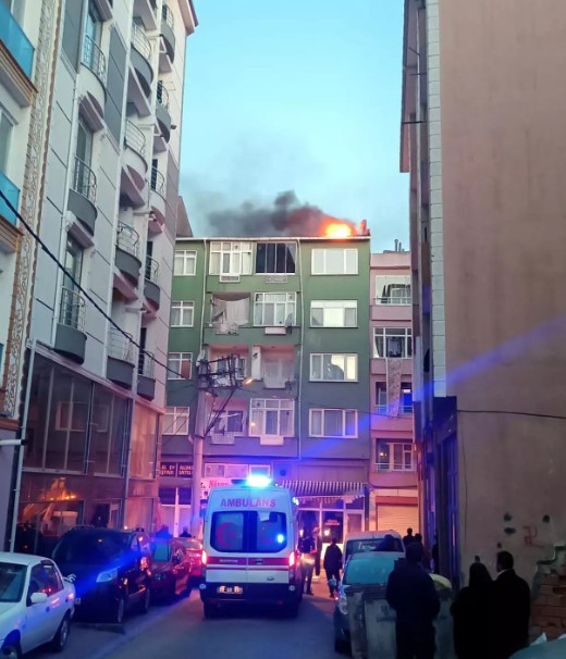 Çorlu'da korkutan yangın! 5 katlı evin çatısı alev aldı