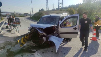 Hafif Ticari Araç Bariyerlere Saplandi, Araçta Sikisan Baba Ve Oglunu Ekipler Kurtardi