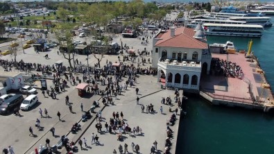 Istanbul'da Adalar Iskelesi'nde Bayram Yogunlugu