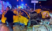 Izmir'de Ticari Taksi Bariyerlere Çarpti Açiklamasi 1 Ölü, 5 Yarali