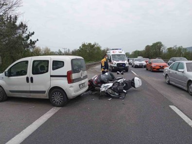 Otoyolda Hafif Ticari Araç Ve Iki Motosiklet Çarpisti Açiklamasi 2 Yarali