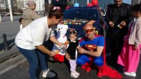Taksim'de Arabasini Sekerlemelerle Donatan Süpermen Kostümlü Adam Çocuklarin Ilgi Odagi Oldu