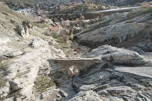 Beş bin yıllık mahallede ürküten köprü: Gezmeye gelenlerin ilgisini çekiyor