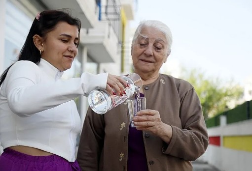 80 yıldır çatı katında biriken suyu içiyor! Sebebi ise...