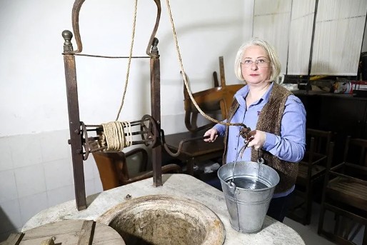 80 yıldır çatı katında biriken suyu içiyor! Sebebi ise...