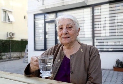 80 yıldır çatı katında biriken suyu içiyor! Sebebi ise...