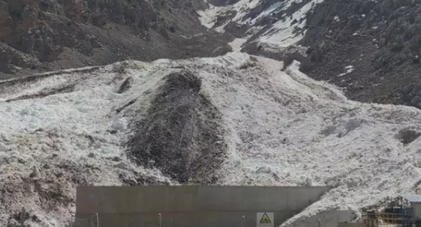 O ilimize bahar gelmedi! Kar kalınlığı 3 metreyi geçti