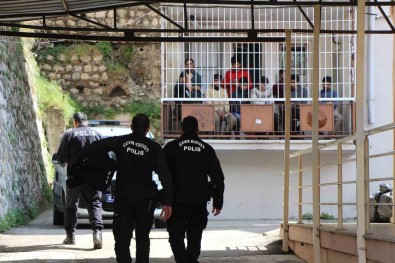 Amasya'da Yakalanan 64 Kaçak Göçmenden 25'I Göç Idaresi Müdürlügü Binasindan Kaçti
