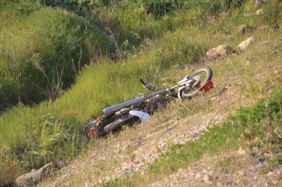 Bariyerlere Çarpan Motosiklet Dere Yatagina Uçtu Açiklamasi 2 Genç Hayatini Kaybetti