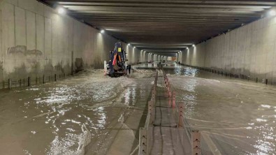 Osmaniye'de Caddeler Göle Döndü, Alt Geçit Suyla Doldu