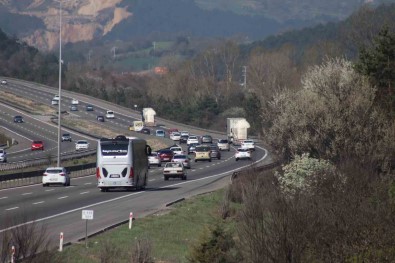 Tatil Dönüsü Bolu Geçisinde Trafik Akici