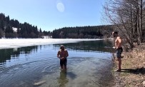 Artvin'de Bir Grup Adrenalin Meraklisi Buz Tutmus Göle Girdi Haberi