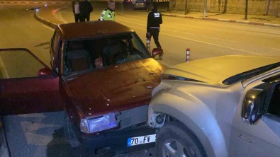 Kamyonet Ile Otomobil Kafa Kafaya Çarpisti Açiklamasi 3 Yarali