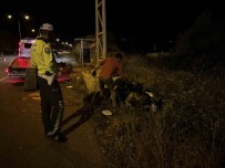 Kontrolden Çikan Motosiklet Trafik Uyari Levhasinin Beton Ayagina Çarpti Açiklamasi 1 Yarali