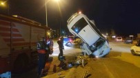 Van'da Bariyerlere Çarpan Otomobil Dik Sekilde Asili Kaldi Açiklamasi 3 Yarali Haberi