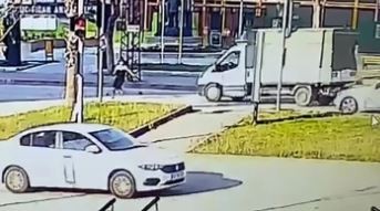 Yer Adana: Köpeklerden kaçarken otomobil çarptı!