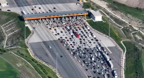 Tatilcilerin dönüş çilesi başladı: Kilometrelerce kuyruk oluştu...