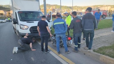 Motosikletten Savrularak Kamyonetin Altinda Kalan 2 Kisi Yaralandi