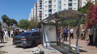 Adana'da Lüks Otomobil Otobüs Duragina Çarpti Açiklamasi 7 Yarali