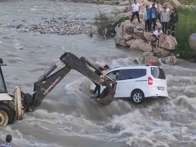 Çaya Uçan Araç Kayaliklarda Asili Kaldi Açiklamasi Ekipler Seferber Oldu