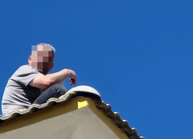 Intihar Için Çatiya Çikan Sahsi Kaymakam Ikna Etti