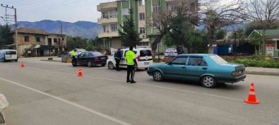 Kozan'da Uyusturucu Satmak Ve Dolandiricilik Suçundan Aranan Iki Kisi Yakalandi