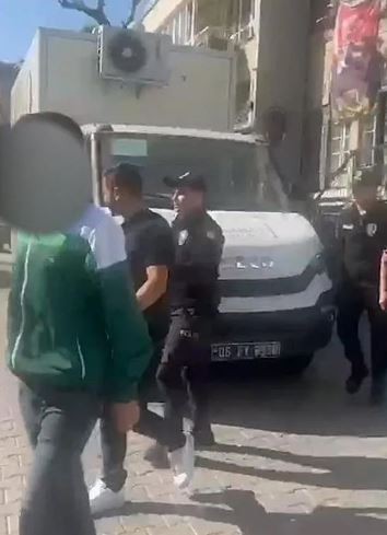 İzmir'de oyuncak kaleşnikofla gasp! O anlar kamerada