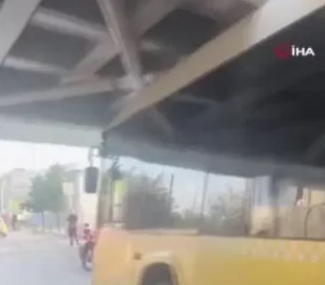 Yenikapı'da bir İETT otobüsü üst geçide sıkıştı!