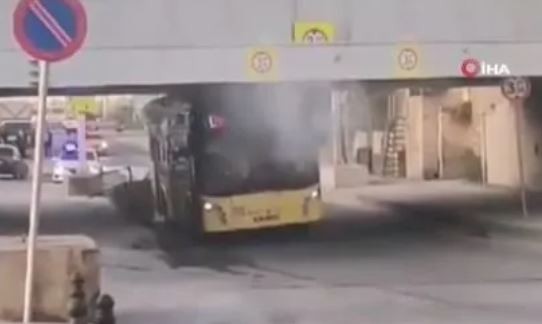 Yenikapı'da bir İETT otobüsü üst geçide sıkıştı!