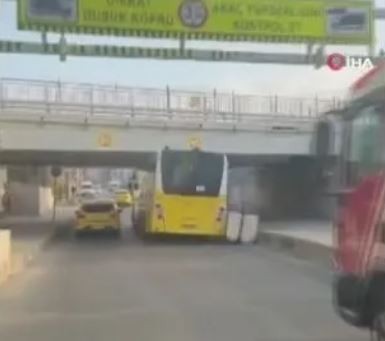 Yenikapı'da bir İETT otobüsü üst geçide sıkıştı!