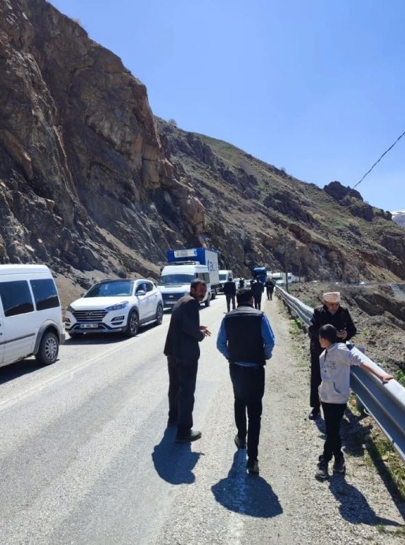 Yüksekova yolunda heyelan