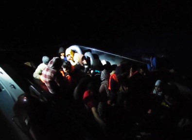 Ayvacik Açiklarinda 29 Kaçak Göçmen Yakalandi