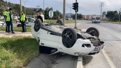 Burdur'da Kontrolden Çikan Otomobil Refüje Devrildi Açiklamasi 1  Yarali