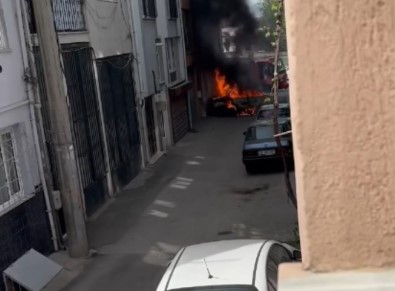 Bursa'da Otomobil Sokak Ortasinda Alevlere Teslim Oldu