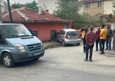 Minibüsle Çarpisan Otomobil Evin Duvarina Çarparak Durabildi