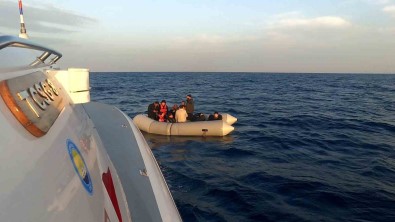 Türk Karasularina Geri Itilen 14 Kaçak Göçmen Sahil Güvenlik Ekiplerince Kurtarildi