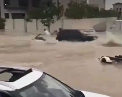 Dubai’de sel: Göle dönen yolda jet ski yaptı