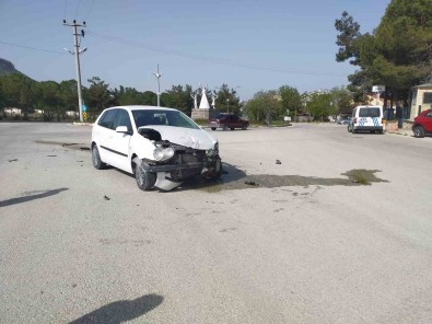 Burdur'da Kavsaga Kontrolsüz Giren 2 Otomobil Çarpisti Açiklamasi 1 Yarali