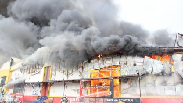 Kocaeli'de büyük yangın! Market alev aldı