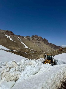 Baskale'de Kar Nedeniyle 5 Aydir Kapali Olan Yol Ulasima Açildi
