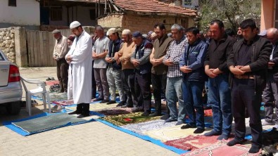 Cami Depremde Hasar Gördü, Cemaat Cuma Namazini Köy Meydaninda Kildi