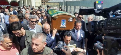 CHP Lideri Özgür Özel, CHP TBMM Grup Müdürü Levent Bayraktar'in Cenaze Namazina Katildi