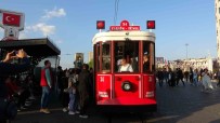 Taksim'de Test Sürüsüne Çikan Akülü Nostaljik Tramvaya Vatandaslar Yogun Ilgi Gösterdi Haberi