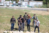 Eski Esi Hakkinda Dedikodu Yaptigini Iddia Ettigi Akrabasini Sirtindan Vurarak Öldürdü