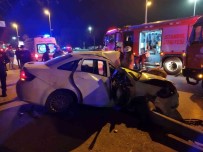 Kadiköy'de Kontrolden Çikan Otomobil Direge Çarpti Açiklamasi 3 Yarali