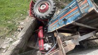 Traktör Üç Metreden Çesmenin Üzerine Devrildi, Sürücü Hayatini Kaybetti Haberi