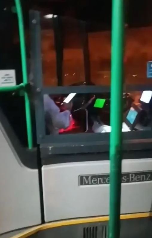 İETT şoföründen tepki çeken hareket! Otobüs şeritten çıktı, telefonu bırakmadı