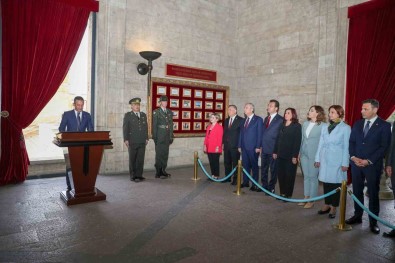 Baskan Çerçioglu, Anitkabir'i Ziyaret Etti